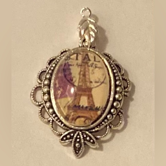 NEW Beautiful Paris/Eiffel Tower pendant - Picture 3 of 3